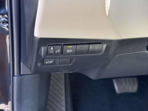 Used 2024 Toyota Corolla Cross XLE w/ Convenience Package image 21