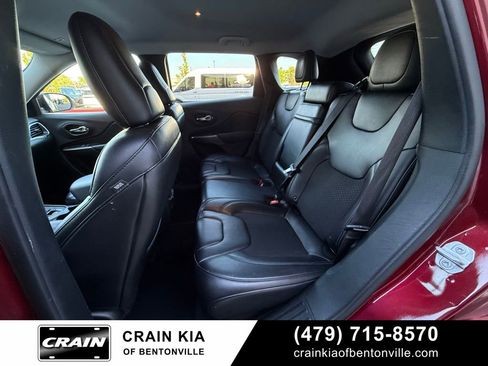 Used 2019 Jeep Cherokee Latitude Plus w/ Comfort/Convenience Group FWD image 25