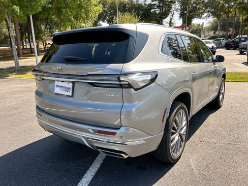Used 2025 Buick Enclave Avenir image 9