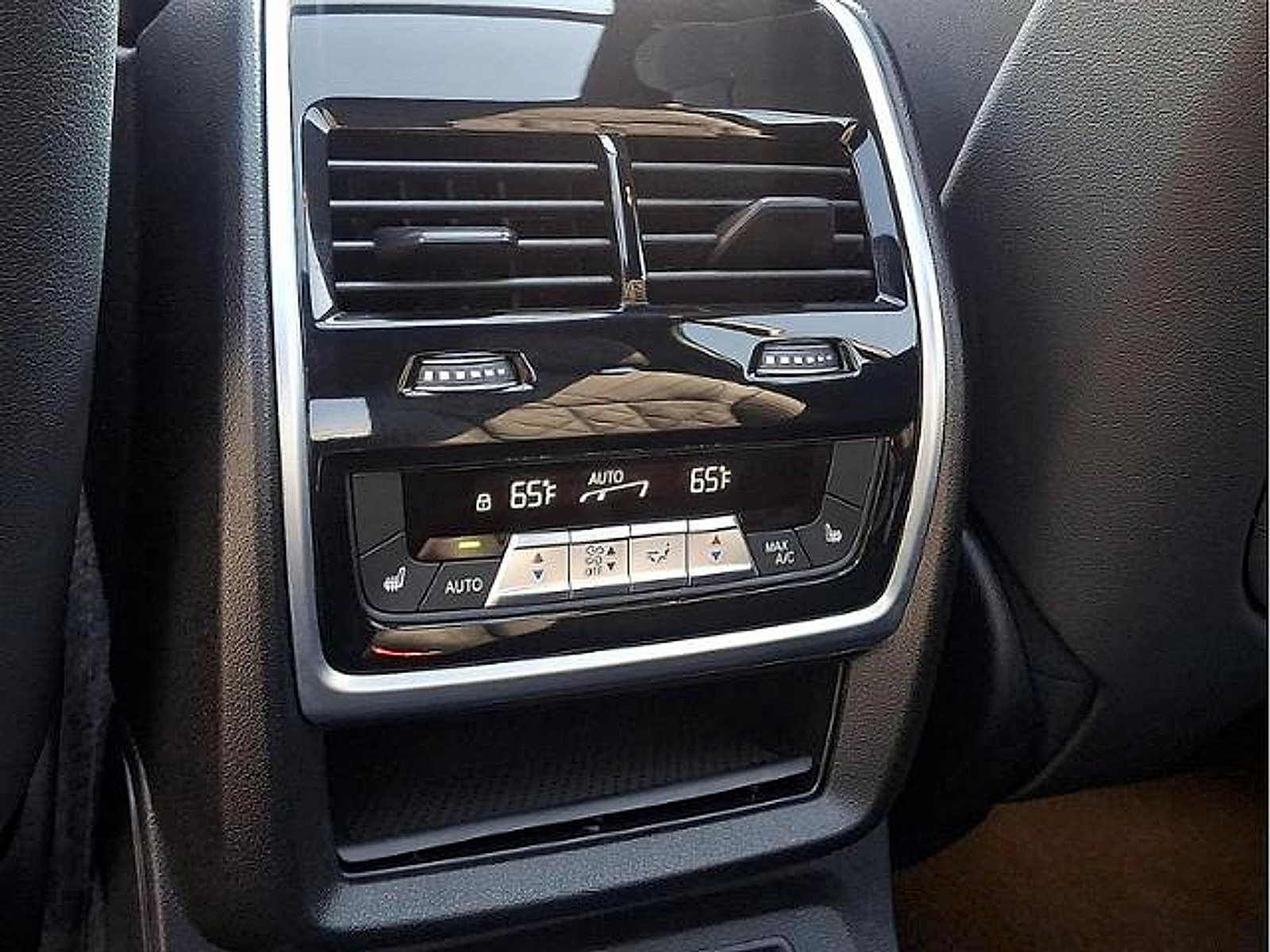 Used 2026 BMW X7 xDrive40i w/ M Sport Package AWD/4WD image 9