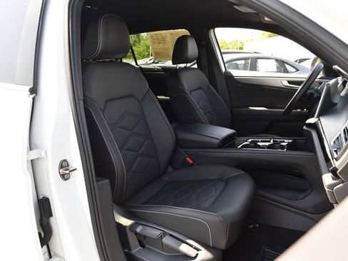 Used 2025 Volkswagen Atlas Cross Sport SE FWD image 20