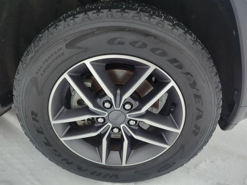 Used 2020 Jeep Grand Cherokee Laredo w/ Quick Order Package 2BN North image 12