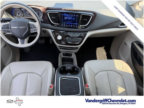 Used 2017 Chrysler Pacifica Limited FWD image 9