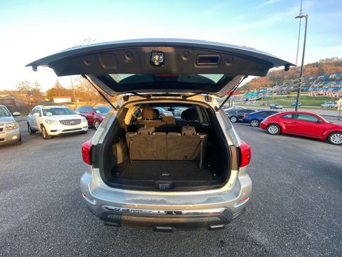 Used 2018 Nissan Pathfinder SV image 16
