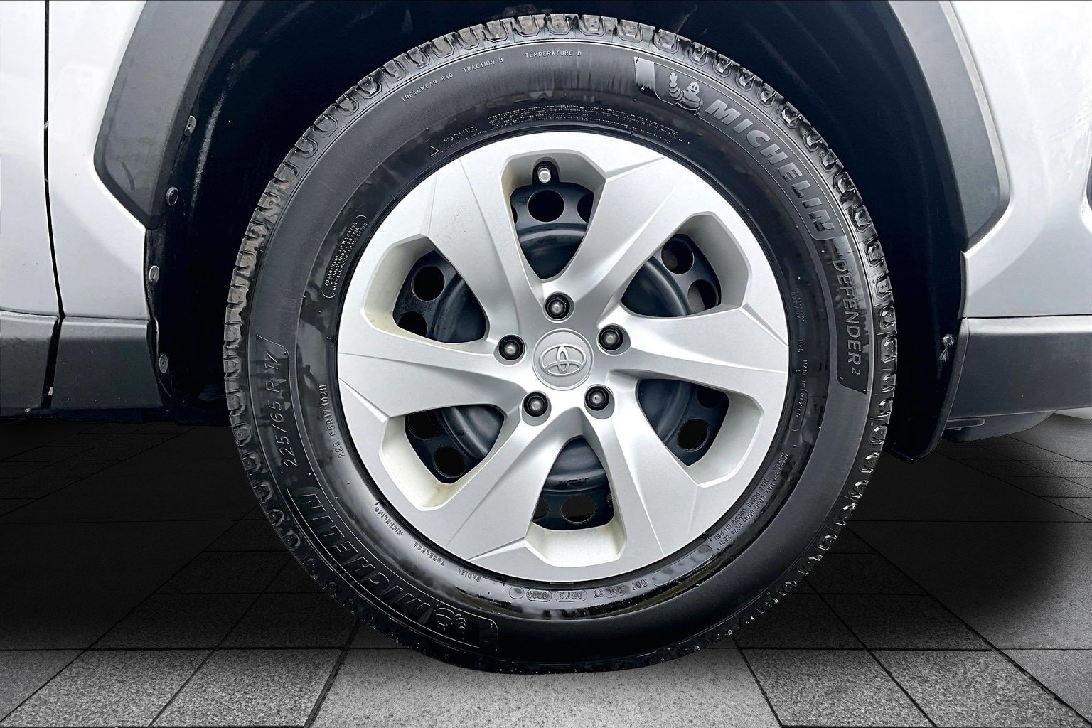Used 2019 Toyota RAV4 LE AWD/4WD image 10