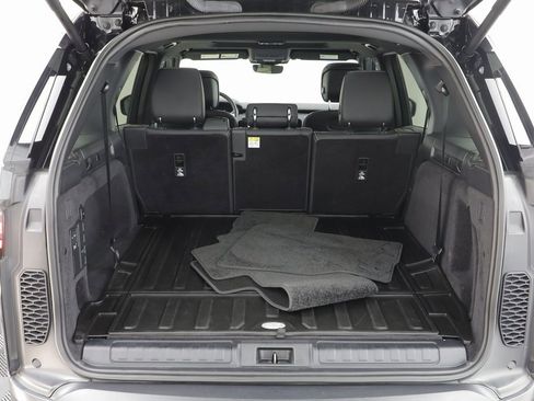 Certified 2025 Land Rover Discovery S image 19