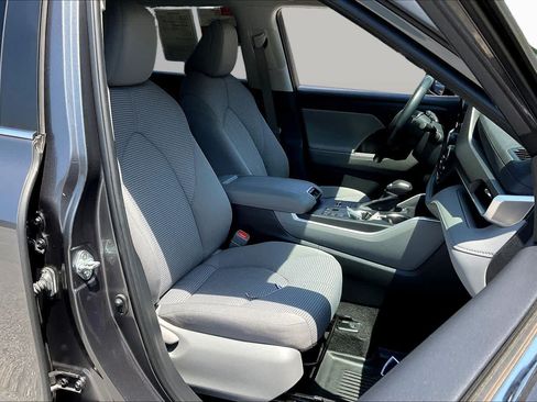 Used 2023 Toyota Highlander LE FWD image 9