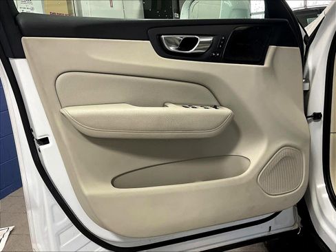 Used 2019 Volvo XC60 T6 Momentum w/ Multimedia Package image 9