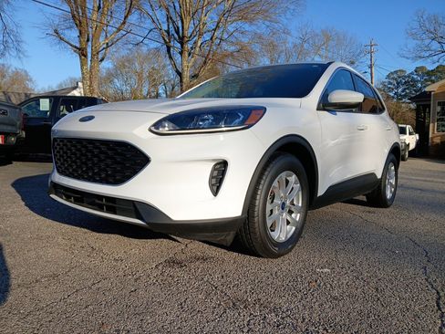 Used 2020 Ford Escape SE image 2