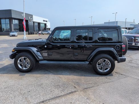 Used 2018 Jeep Wrangler Unlimited Sahara AWD/4WD image 4