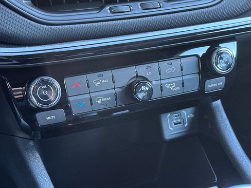 New 2026 Jeep Compass Latitude image 21