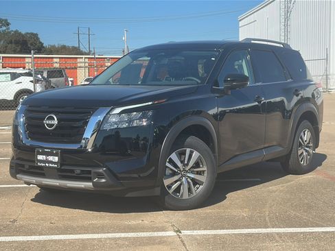 New 2025 Nissan Pathfinder SL image 2