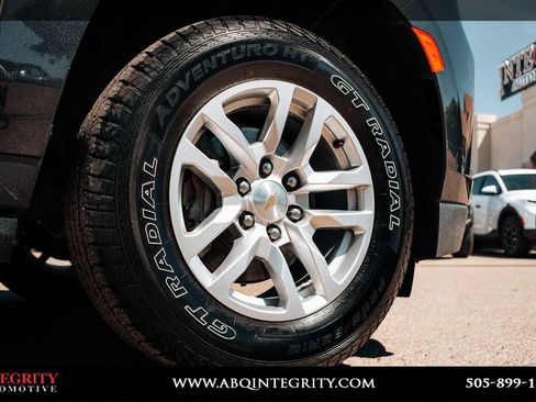 Used 2024 Chevrolet Suburban LT RWD image 12