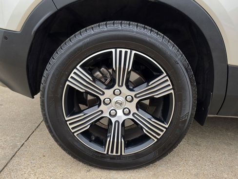 Used 2019 Volvo XC40 T5 Inscription image 15