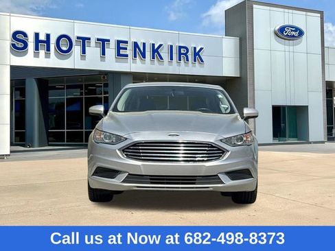 Used 2017 Ford Fusion SE w/ Fusion SE Technology Package image 2