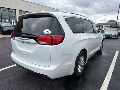 Used 2018 Chrysler Pacifica Touring-L Plus FWD image 3