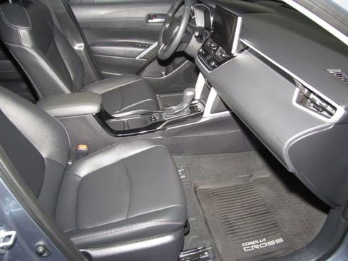 Used 2025 Toyota Corolla Cross XLE w/ Convenience Package AWD/4WD image 21