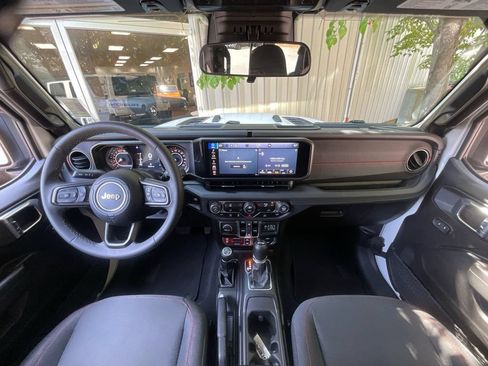 Used 2026 Jeep Wrangler Unlimited Rubicon AWD/4WD image 18