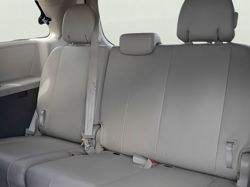 Used 2012 Toyota Sienna XLE FWD image 25