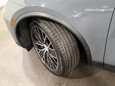 New 2026 Porsche Macan 4 Electric image 33