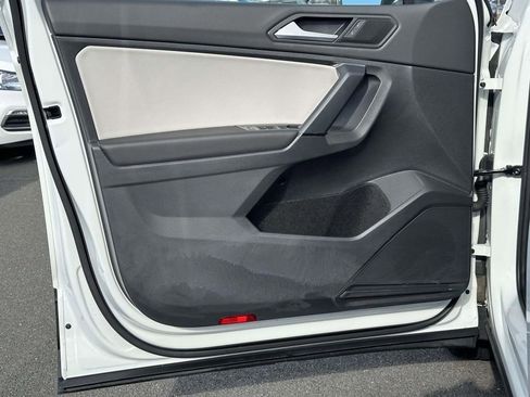 Used 2019 Volkswagen Tiguan SE w/ Panoramic Sunroof Package image 8