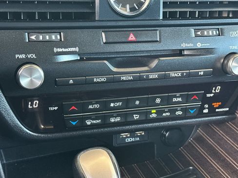Used 2020 Lexus RX 450h AWD w/ Luxury Package image 18