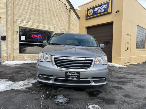 Used 2015 Chrysler Town & Country Touring image 6