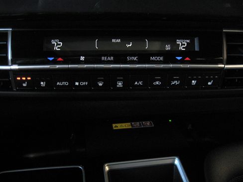 Used 2025 Toyota Sienna Platinum image 19