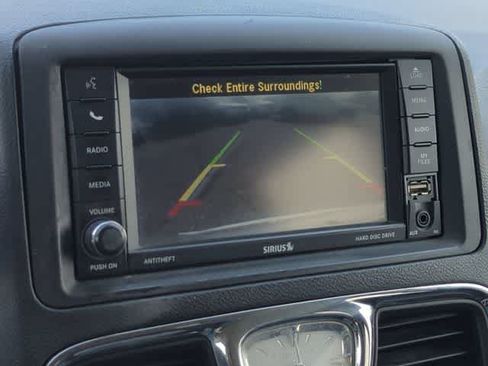 Used 2014 Chrysler Town & Country Touring FWD image 29