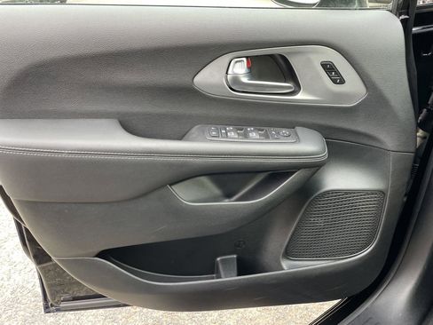 Used 2025 Chrysler Pacifica Limited image 32