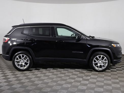 Used 2024 Jeep Compass Latitude w/ Sun and Sound Group AWD/4WD image 17