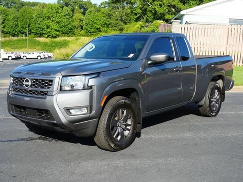 Used 2025 Nissan Frontier SV RWD image 3
