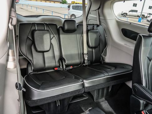 Used 2024 Chrysler Pacifica Limited FWD image 23