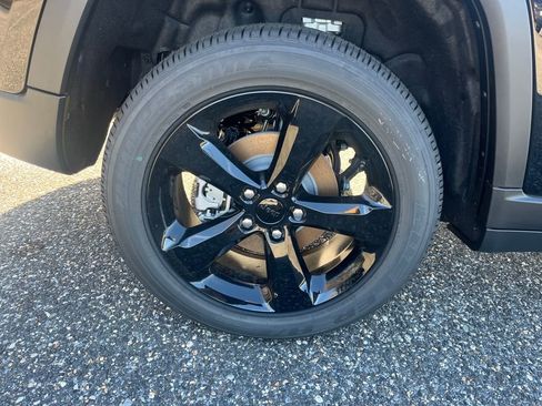 New 2025 Jeep Grand Cherokee Laredo image 4