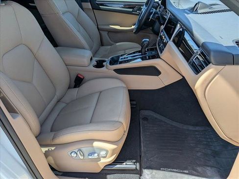 Used 2025 Porsche Macan AWD/4WD image 22