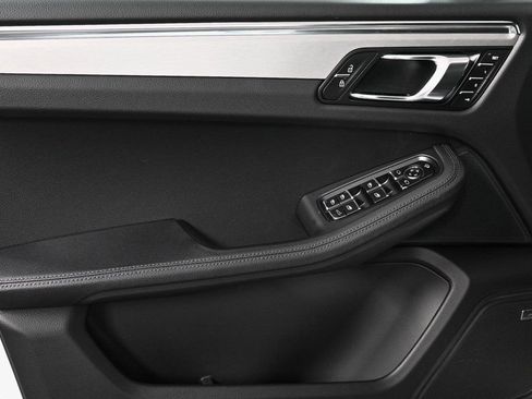 Certified 2026 Porsche Macan AWD/4WD image 6