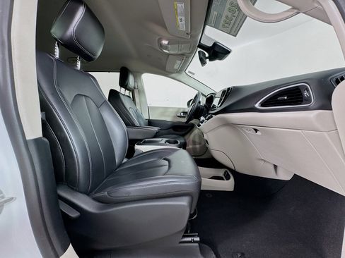 Used 2024 Chrysler Pacifica Touring-L FWD image 28