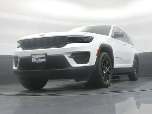 Used 2025 Jeep Grand Cherokee Altitude AWD/4WD image 45