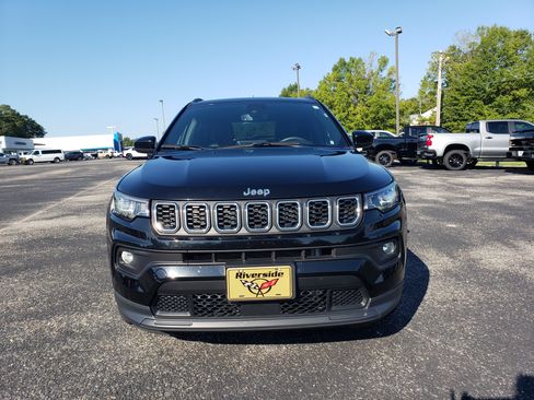 Used 2025 Jeep Compass Latitude w/ Sun & Sound Group AWD/4WD image 7