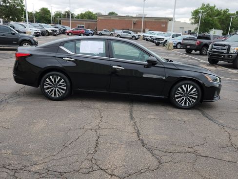 Used 2024 Nissan Altima 2.5 SV FWD image 17