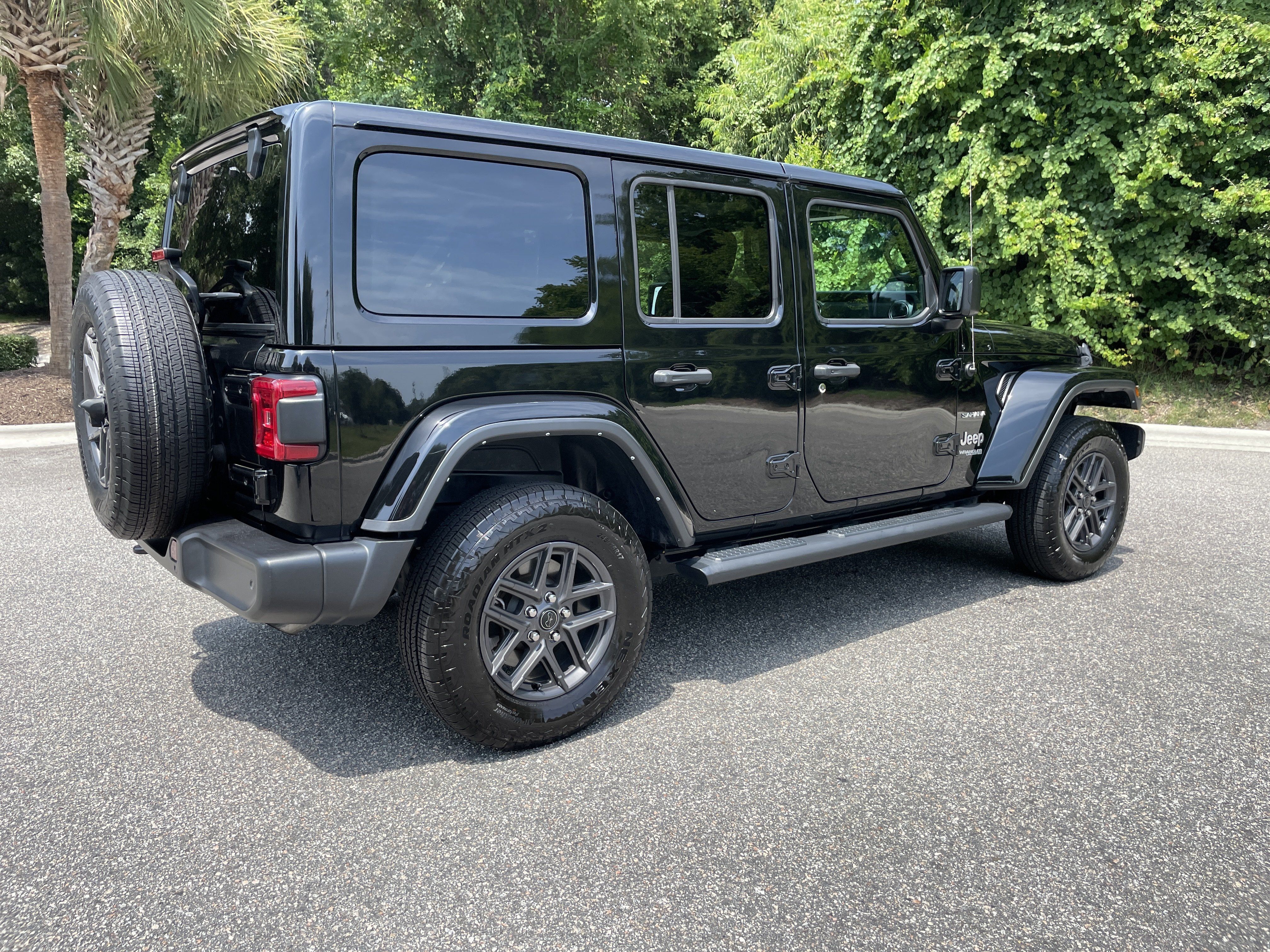 Used 2022 Jeep Wrangler Unlimited Sahara w/ LED Lighting Group AWD/4WD image 9