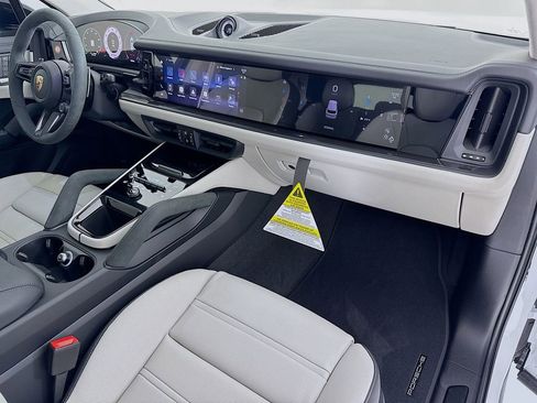 Certified 2026 Porsche Cayenne GTS AWD/4WD image 34