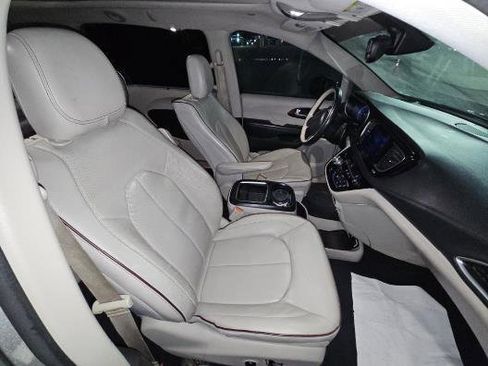 Used 2017 Chrysler Pacifica Limited w/ UConnect Theater Package image 11