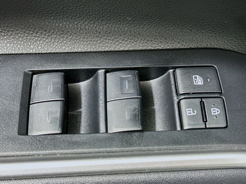 Used 2023 Toyota Highlander LE image 15