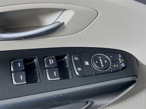 Used 2016 Kia Sedona LX w/ LX Convenience Package image 16