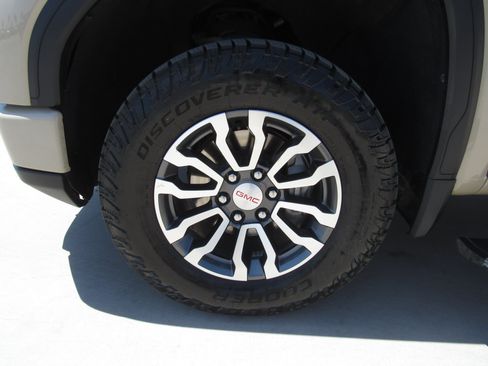 Used 2022 GMC Sierra 1500 AT4 w/ Sierra Safety Plus Package AWD/4WD image 4