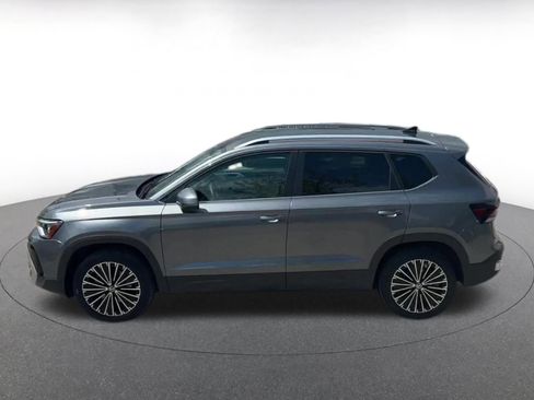 Used 2025 Volkswagen Taos SE FWD image 9