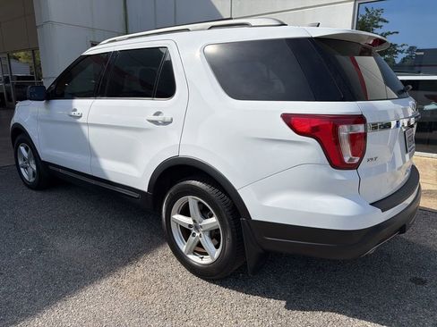 Used 2018 Ford Explorer XLT image 2