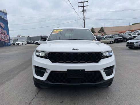 Used 2025 Jeep Grand Cherokee Altitude AWD/4WD image 5