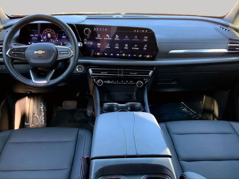 Used 2025 Chevrolet Traverse LT FWD image 16